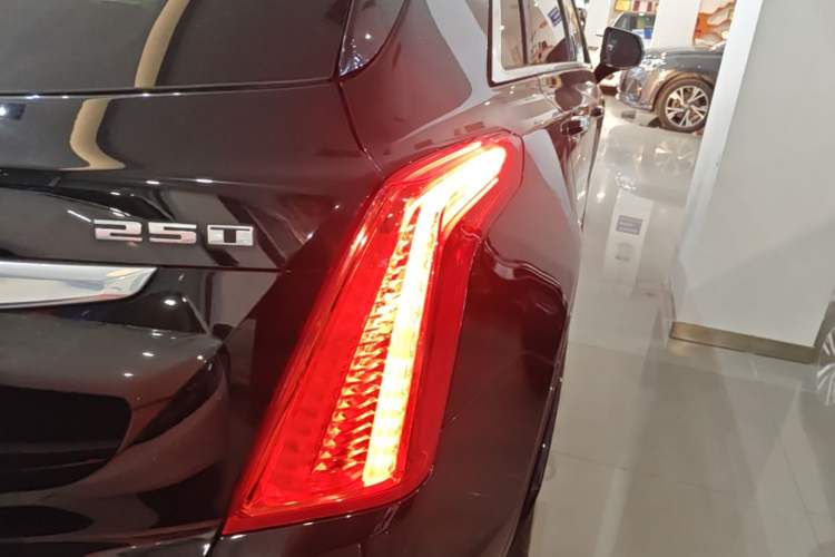 Used Cadillac XT5 2018 25T Luxury Model Right Rear Taillight