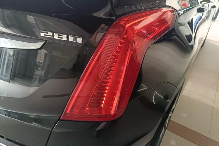 Used Cadillac XT5 2018 28T Four-Wheel Drive Luxury Model Right Rear Taillight