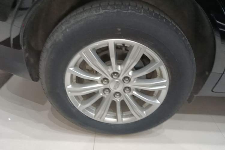 Used Cadillac XT5 2018 28E Four-Wheel Drive Tech Version Right Rear Wheel Hub