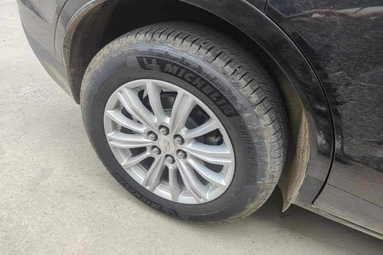 Used Cadillac XT5 2018 25T Tech Model Right Rear Wheel Hub