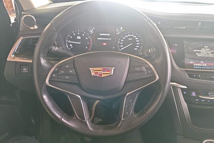 Used Cadillac XT5 2018 28T Four-Wheel Drive Luxury Model Steering Wheel