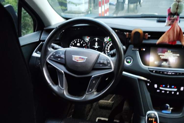 Used Cadillac XT5 2018 25T Luxury Model Steering Wheel