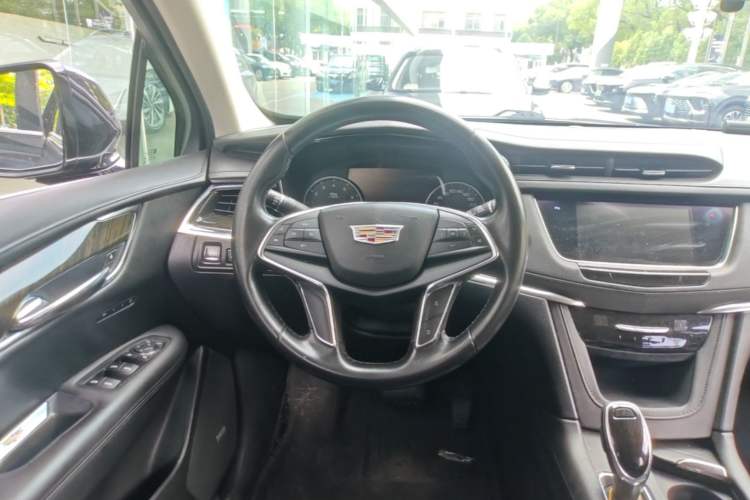 Used Cadillac XT5 2018 25T Luxury Model Steering Wheel