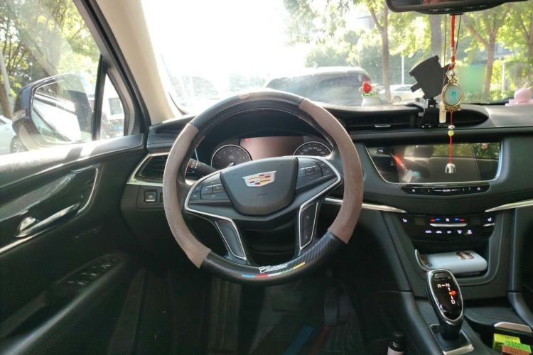 Used Cadillac XT5 2018 25T Luxury Model Steering Wheel