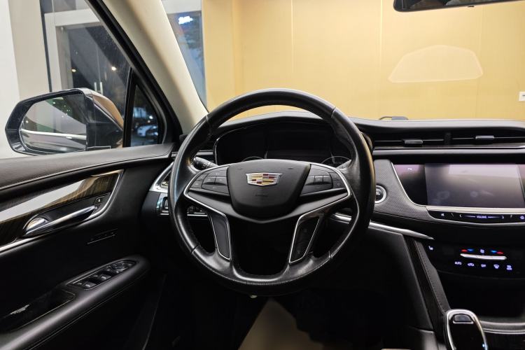 Used Cadillac XT5 2018 25T Luxury Model Steering Wheel
