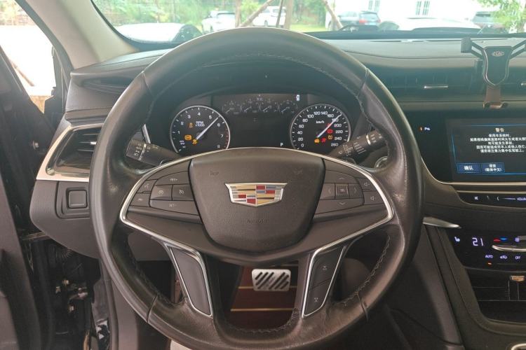 Used Cadillac XT5 2018 25T Luxury Model Steering Wheel