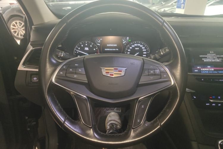 Used Cadillac XT5 2018 25T Luxury Model Steering Wheel