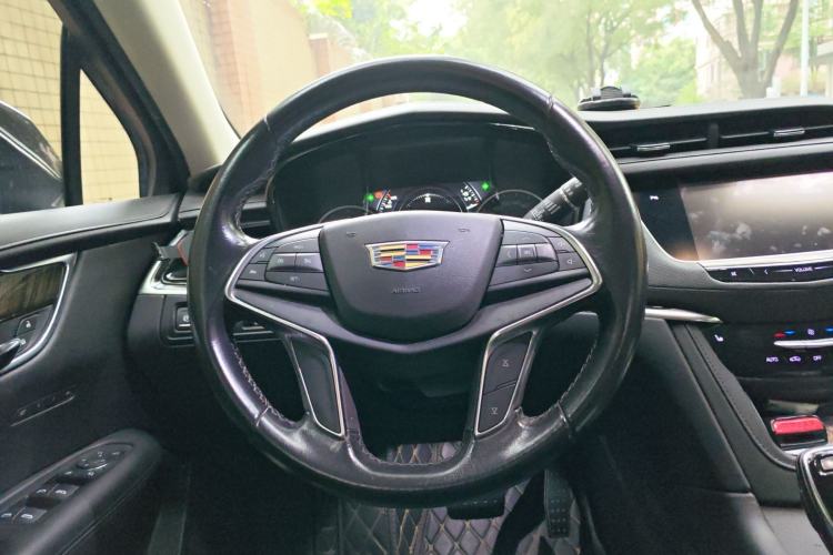 Used Cadillac XT5 2018 25T Luxury Model Steering Wheel