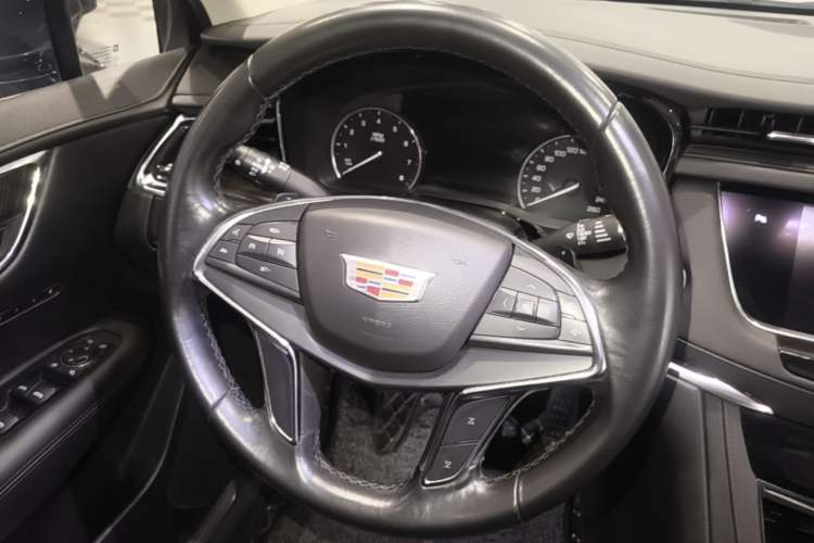 Used Cadillac XT5 2018 25T Luxury Model Steering Wheel