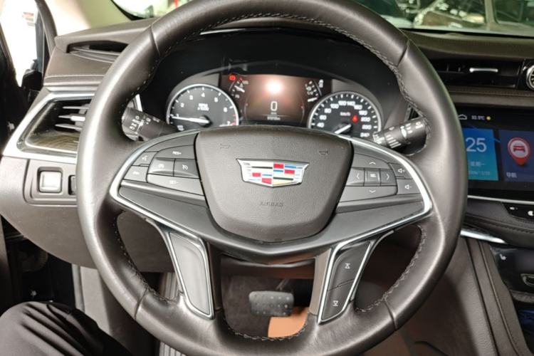Used Cadillac XT5 2018 25T Luxury Model Steering Wheel