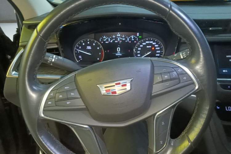 Used Cadillac XT5 2018 25T Luxury Model Steering Wheel