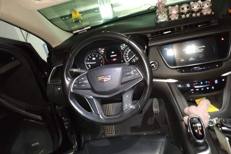 Used Cadillac XT5 2018 25T Luxury Model Steering Wheel