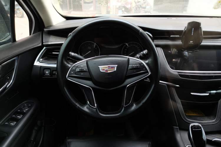 Used Cadillac XT5 2018 25T Luxury Model Steering Wheel