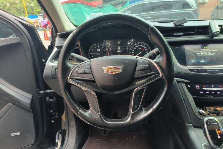 Used Cadillac XT5 2018 25T Luxury Model Steering Wheel