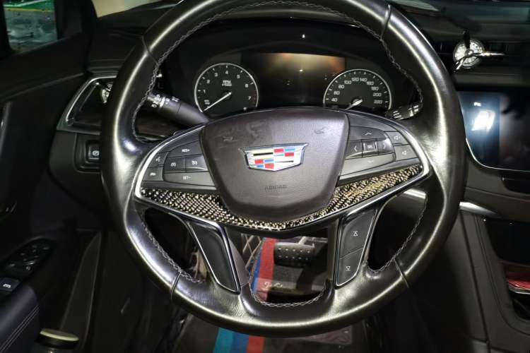 Used Cadillac XT5 2018 25T Luxury Model Steering Wheel