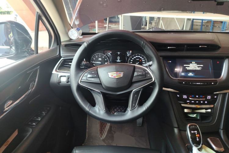 Used Cadillac XT5 2018 28T Four-Wheel Drive Luxury Model Steering Wheel