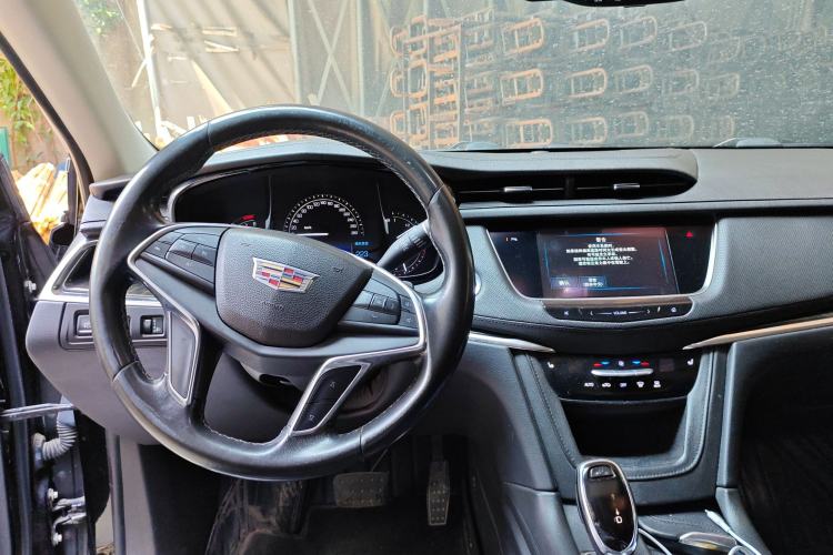 Used Cadillac XT5 2018 25T Luxury Model Steering Wheel