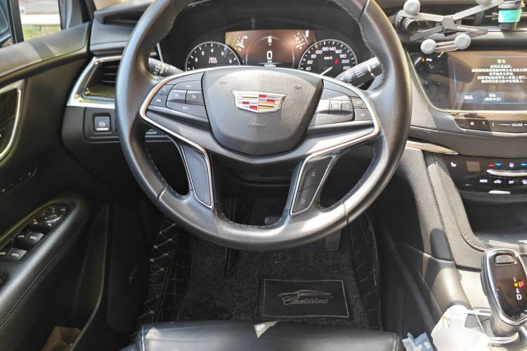 Used Cadillac XT5 2018 25T Luxury Model Steering Wheel