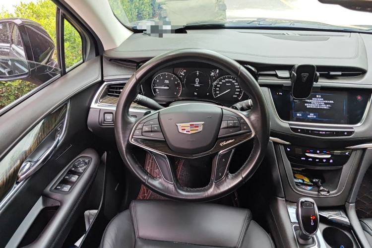 Used Cadillac XT5 2018 25T Luxury Model Steering Wheel