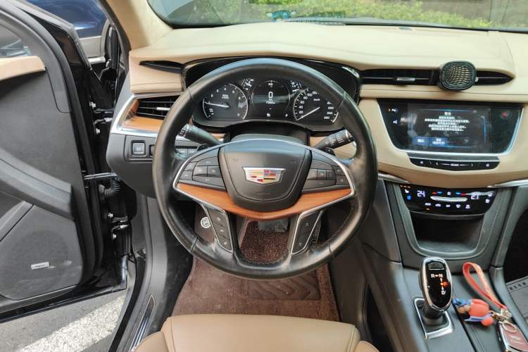 Used Cadillac XT5 2018 28E 4x4 Platinum Edition Steering Wheel