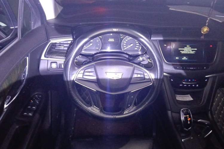 Used Cadillac XT5 2018 25T Luxury Model Steering Wheel