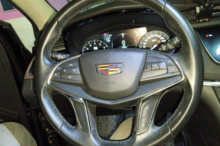 Used Cadillac XT5 2018 25T Luxury Model Steering Wheel