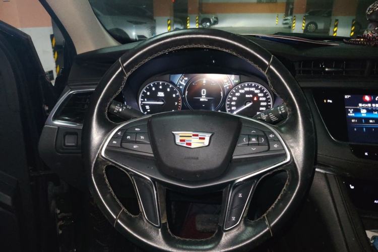 Used Cadillac XT5 2018 25T Luxury Model Steering Wheel