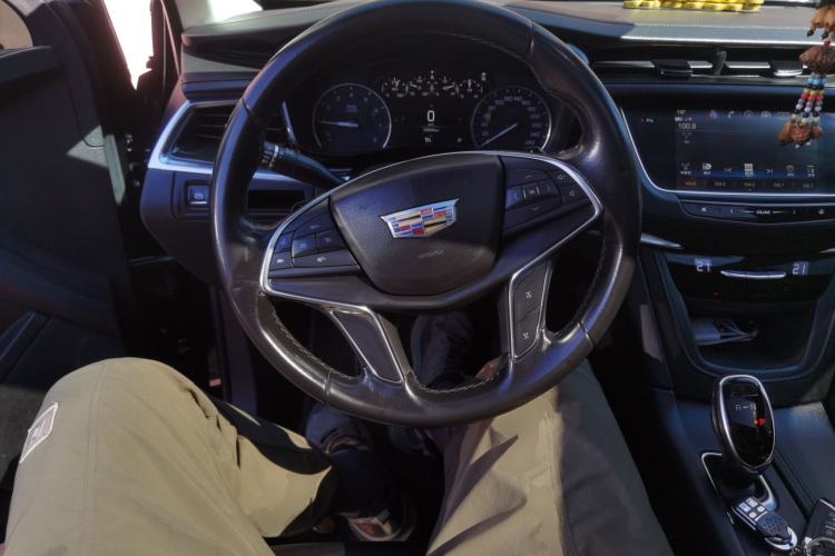 Used Cadillac XT5 2018 28T Four-Wheel Drive Luxury Model Steering Wheel