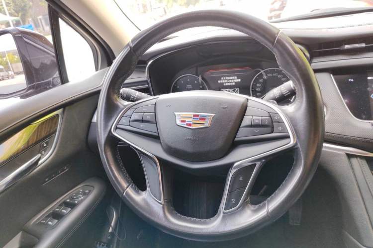 Used Cadillac XT5 2018 25T Luxury Model Steering Wheel