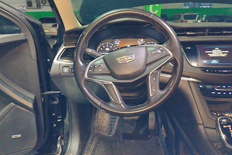 Used Cadillac XT5 2018 25T Luxury Model Steering Wheel