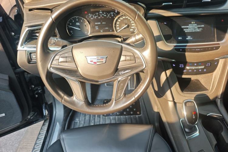 Used Cadillac XT5 2018 25T Luxury Model Steering Wheel