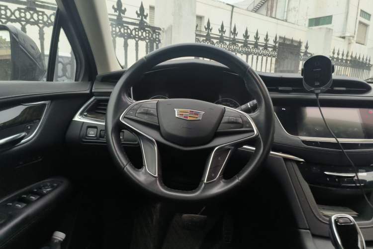 Used Cadillac XT5 2018 25T Luxury Model Steering Wheel