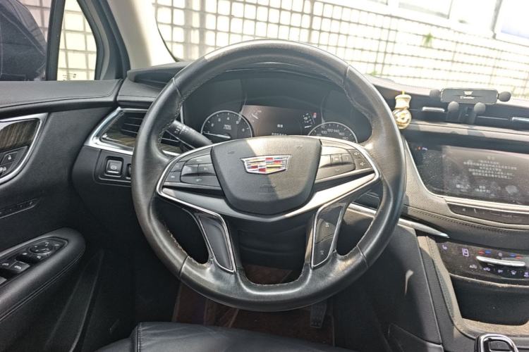 Used Cadillac XT5 2018 25T Luxury Model Steering Wheel