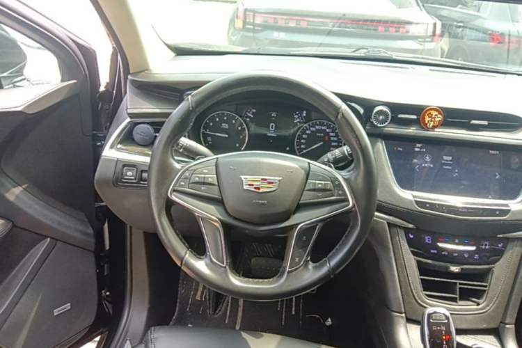 Used Cadillac XT5 2018 25T Luxury Model Steering Wheel