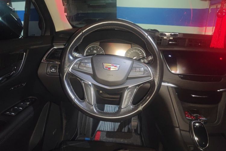 Used Cadillac XT5 2018 25T Luxury Model Steering Wheel