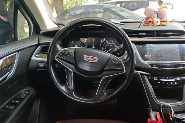 Used Cadillac XT5 2018 25T Luxury Model Steering Wheel