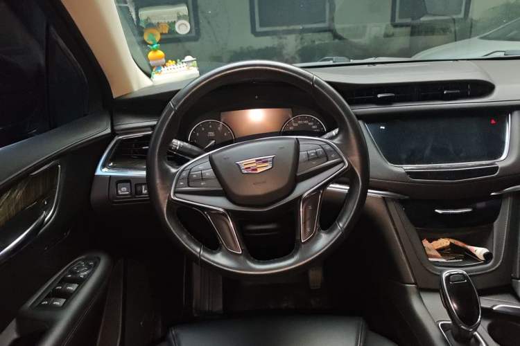 Used Cadillac XT5 2018 25T Luxury Model Steering Wheel
