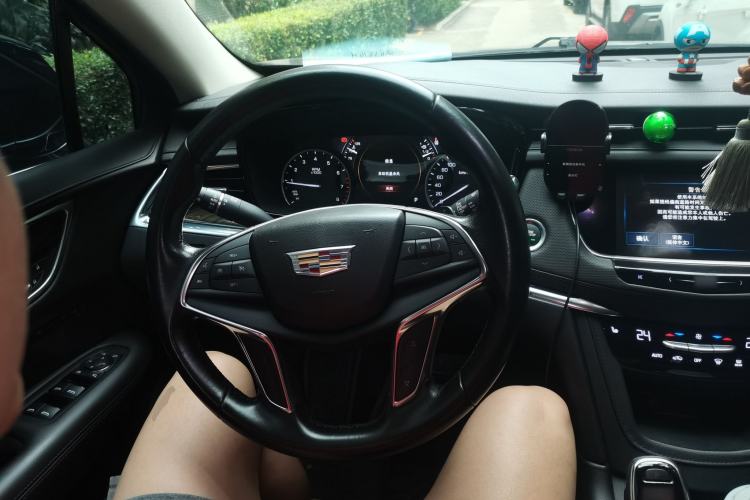 Used Cadillac XT5 2018 25T Luxury Model Steering Wheel