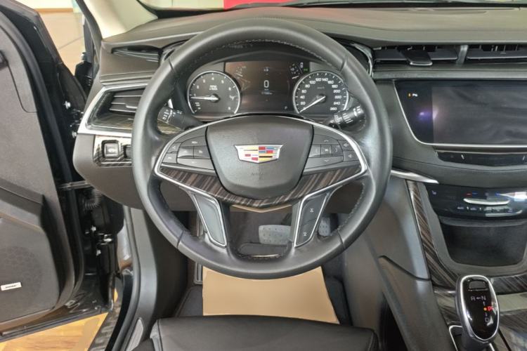 Used Cadillac XT5 2018 25T Luxury Model Steering Wheel