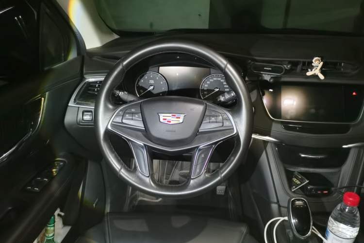 Used Cadillac XT5 2018 25T Luxury Model Steering Wheel