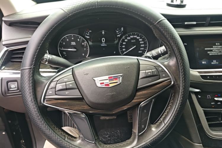 Used Cadillac XT5 2018 25T Luxury Model Steering Wheel
