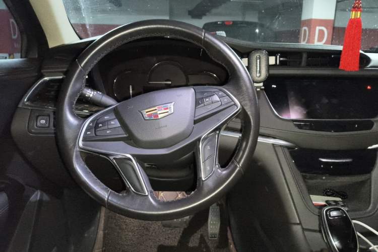 Used Cadillac XT5 2018 25T Luxury Model Steering Wheel