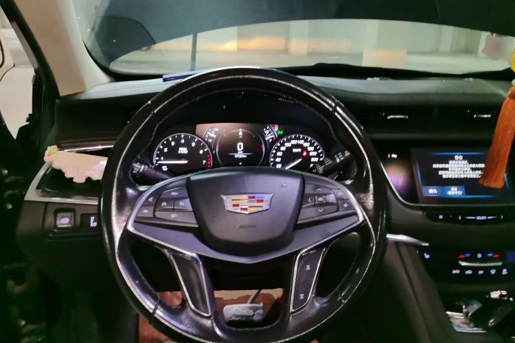 Used Cadillac XT5 2018 25T Luxury Model Steering Wheel
