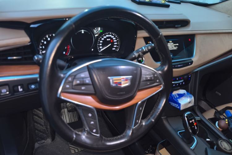 Used Cadillac XT5 2018 28E 4x4 Platinum Edition Steering Wheel