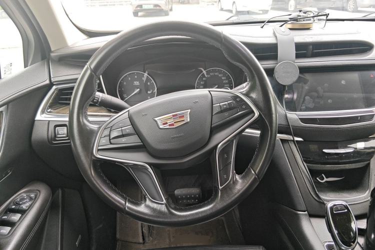 Used Cadillac XT5 2018 25T Luxury Model Steering Wheel