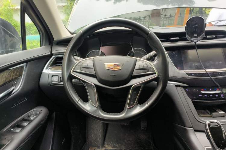 Used Cadillac XT5 2018 25T Luxury Model Steering Wheel