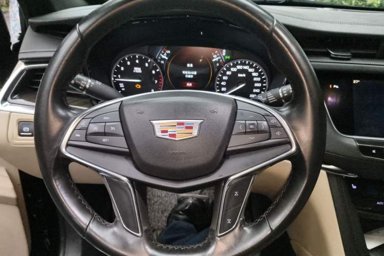 Used Cadillac XT5 2018 25T Luxury Model Steering Wheel
