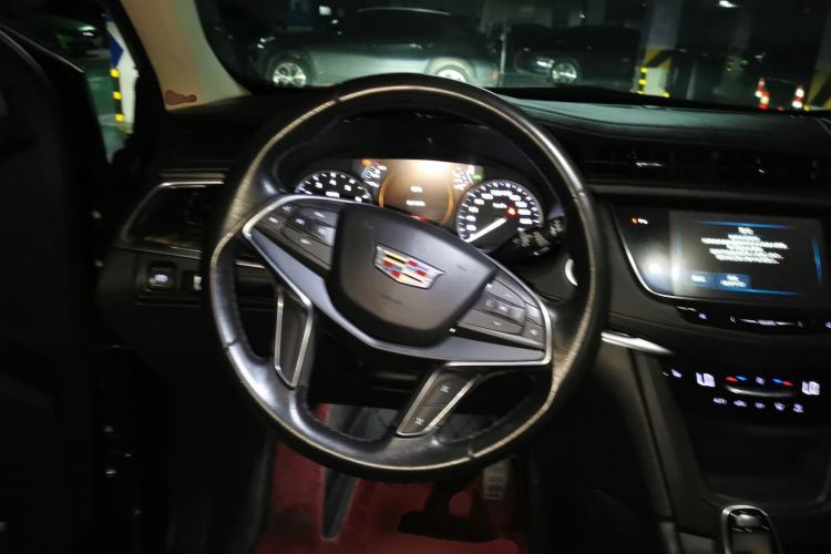 Used Cadillac XT5 2018 28T Four-Wheel Drive Luxury Model Steering Wheel