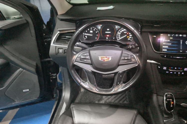 Used Cadillac XT5 2018 25T Luxury Model Steering Wheel