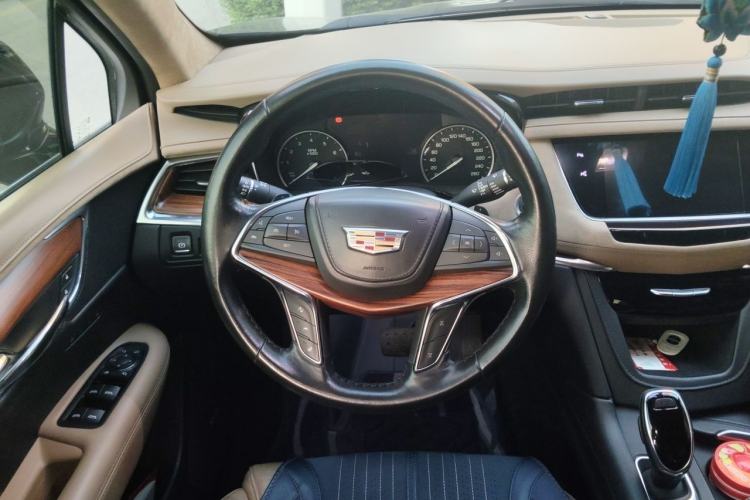 Used Cadillac XT5 2018 28E 4x4 Platinum Edition Steering Wheel